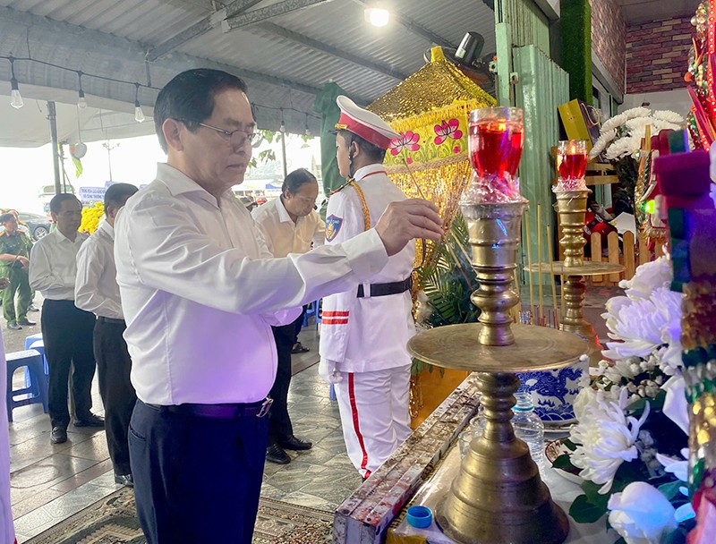 Khởi tố đối tượng đâm chiến sĩ công an với 3 tội danh