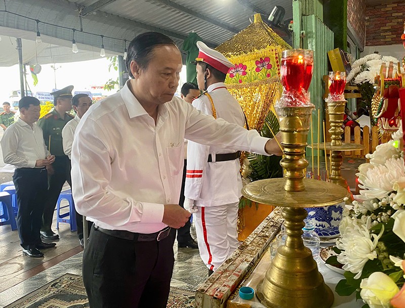 Khởi tố đối tượng đâm chiến sĩ công an với 3 tội danh