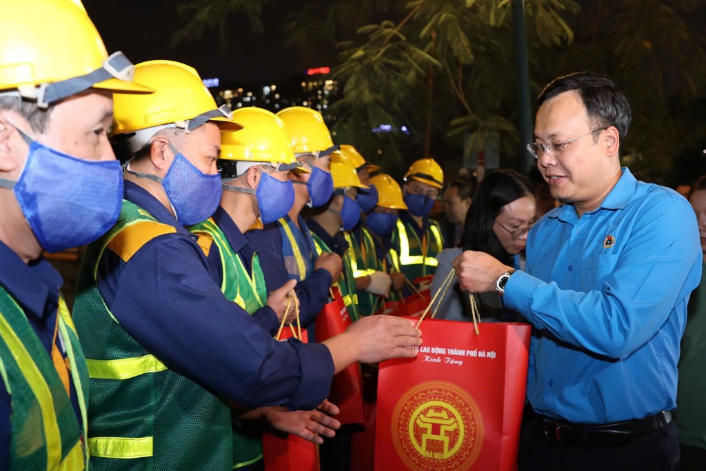 Thăm, động viên công nhân đang nạo vét sông Tô Lịch