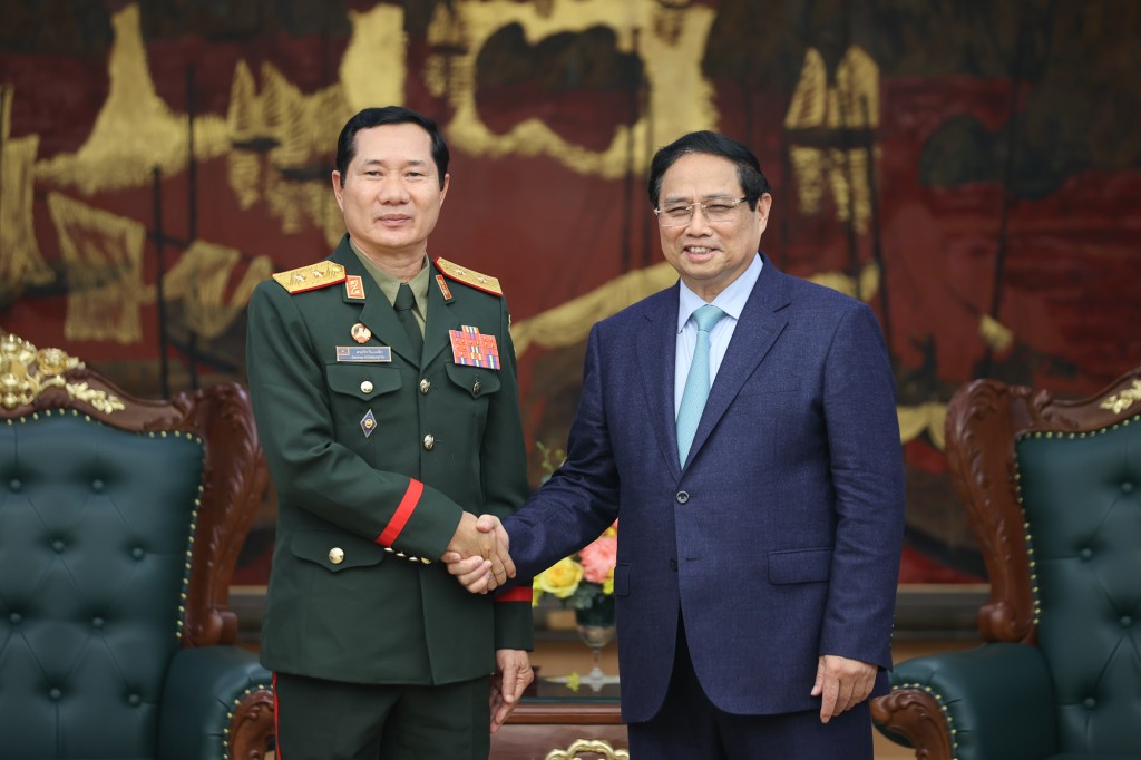Thủ tướng Phạm Minh Chính và Thứ trưởng Bộ Quốc phòng, Tổng Tham mưu trưởng Quân đội nhân dân Lào, Trung tướng Saichay Kommasith - Ảnh: VGP/Nhật Bắc