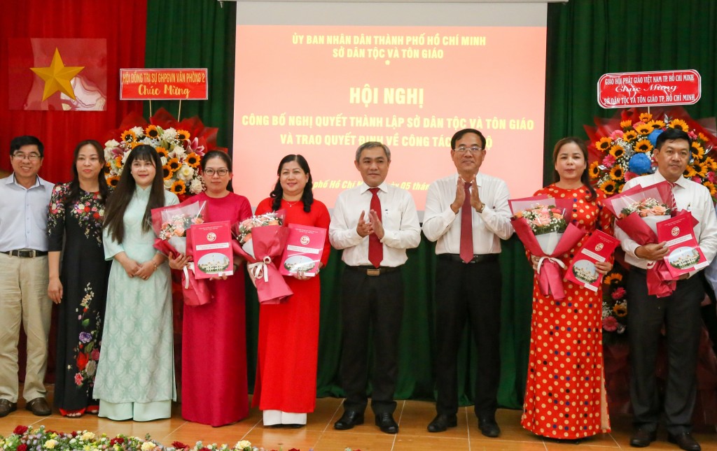 Lãnh đạo Sở Dân tộc và Tôn giáo TP Hồ Chí Minh nhận quyết định thành lập (Ảnh: Thảo Lê)
