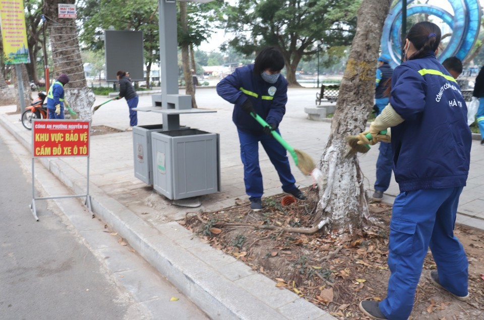 ác lực lượng Quận Hai Bà Trưng phối hợp công nhân Công ty môi trường đô thị Hà Nội tiến hành tổng vệ sinh khu vực vườn hoa, đường dạo quanh hồ Thiền Quang
