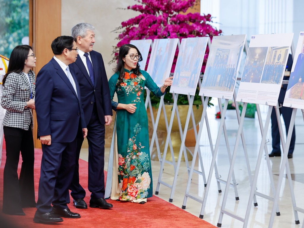 Thủ tướng Phạm Minh Chính và Thủ tướng Adylbek Kasimalyev cùng tham quan trưng bày ảnh về đất nước, con người và quan hệ tốt đẹp Việt Nam-Kyrgyzstan - Ảnh: VGP/Nhật Bắc