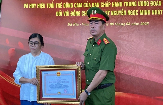 Chiến sĩ Nguyễn Ngọc Minh Nhật được truy tặng Huân chương Bảo vệ Tổ quốc