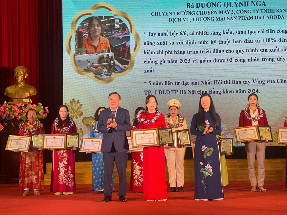 Phó Chủ tịch Trung ương Hội LHPN Việt Nam Nguyễn Thị Thu Hiền và Phó bí thư Thường trực Thành ủy Hà Nội Nguyễn Văn Phong trao danh hiệu Phụ nữ Thủ đô tiêu biểu năm 2024 cho các cá nhân
