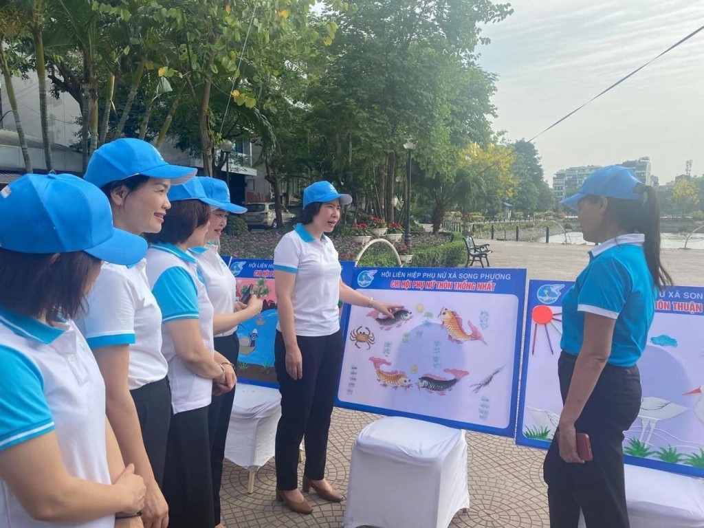 Tranh sáng tạo từ rác thải tái chế do Chi hội Phụ nữ thôn Thống Nhất (xã Song Phượng) thực hiện. Ảnh: Kim Chung