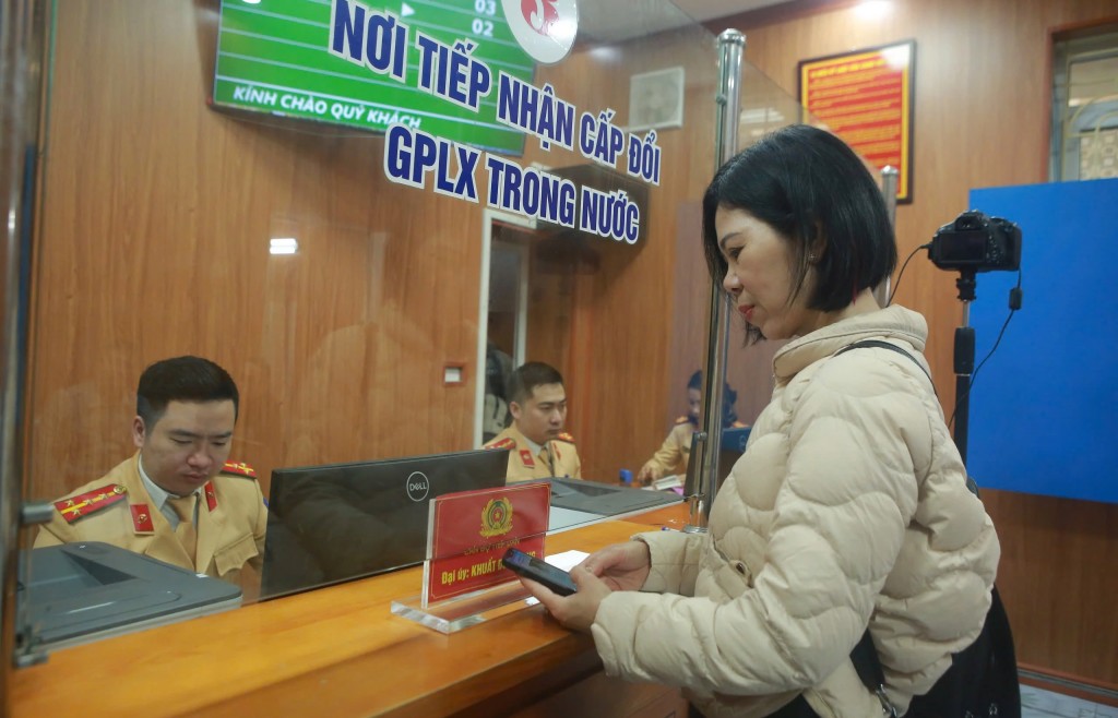Xuất trình giấy phép lái xe qua VNeID trong thời gian chờ cấp đổi