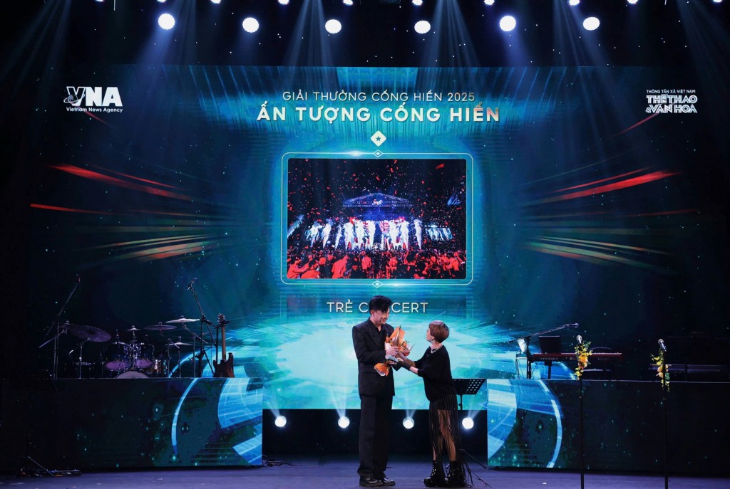 Nữ ca sĩ Ngọc Khuê trao giải Ấn tượng cống hiến thuốc về Chương trình Trẻ Concert 