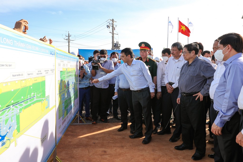 Thủ tướng Phạm Minh Chính nghe đơn vị thi công dự án sân bay Long Thành báo cáo về tổng thể quy hoạch, tiến độ thi công các hạng mục. Ảnh: VGP/Nhật Bắc