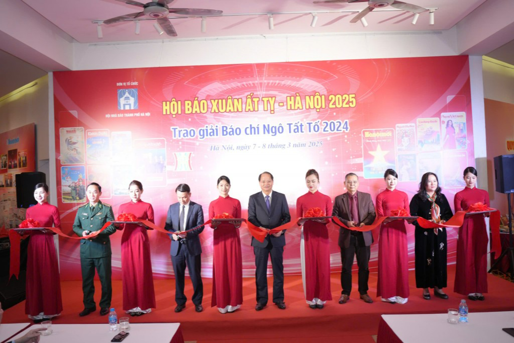 Các vị đại biểu cắt băng khai mạc Hội báo Xuân Ất Tỵ 2025