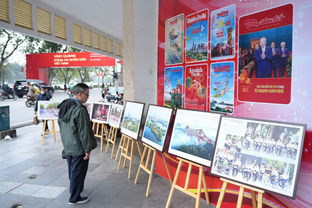 Người dân tham quan triển lãm tại khu vực Hội báo Xuân Ất Tỵ 