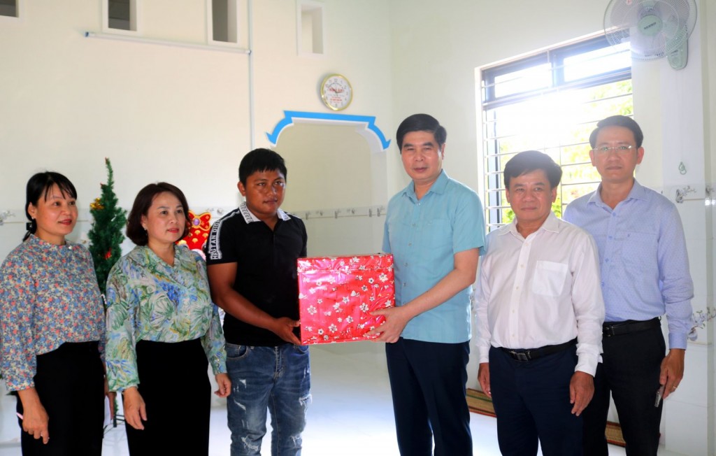 Phó Chủ tịch UBND tỉnh Lâm Hải Giang tặng quà và chúc mừng vợ chồng anh Đoàn Văn Chiến (ở làng Hòn Mẻ, xã Canh Thuận) đã hoàn thành ngôi nhà mới khang trang