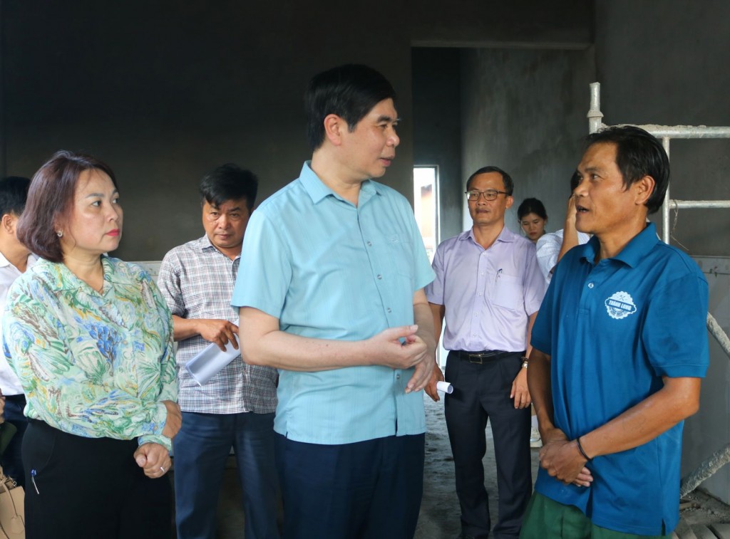 Phó Chủ tịch UBND tỉnh Lâm Hải Giang thăm hỏi tiến độ xây dựng nhà ở mới của một hộ dân tại thôn Kà Bưng, xã Canh Thuận, huyện Vân Canh 