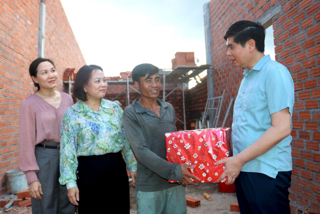 Phó Chủ tịch UBND tỉnh Lâm Hải Giang tặng quà cho hộ Đinh Thị Kớp thôn Kà Bưng, xã Canh Thuận 