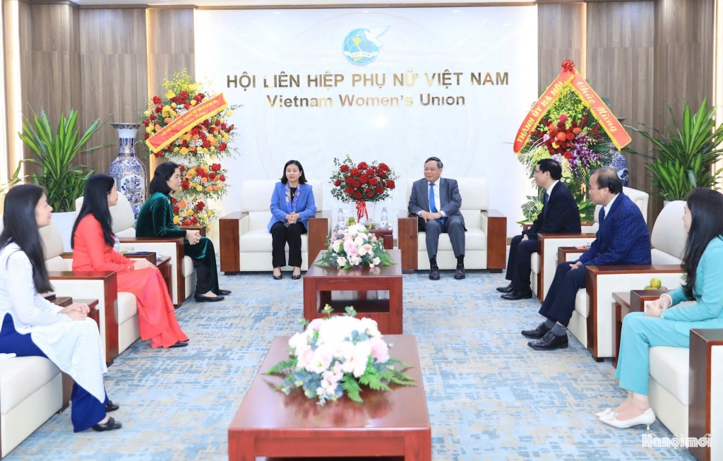 Phó Bí thư Thường trực Thành ủy Hà Nội Nguyễn Văn Phong thăm, chúc mừng Trung ương Hội Liên hiệp phụ nữ Việt Nam. Ảnh: Quang Thái