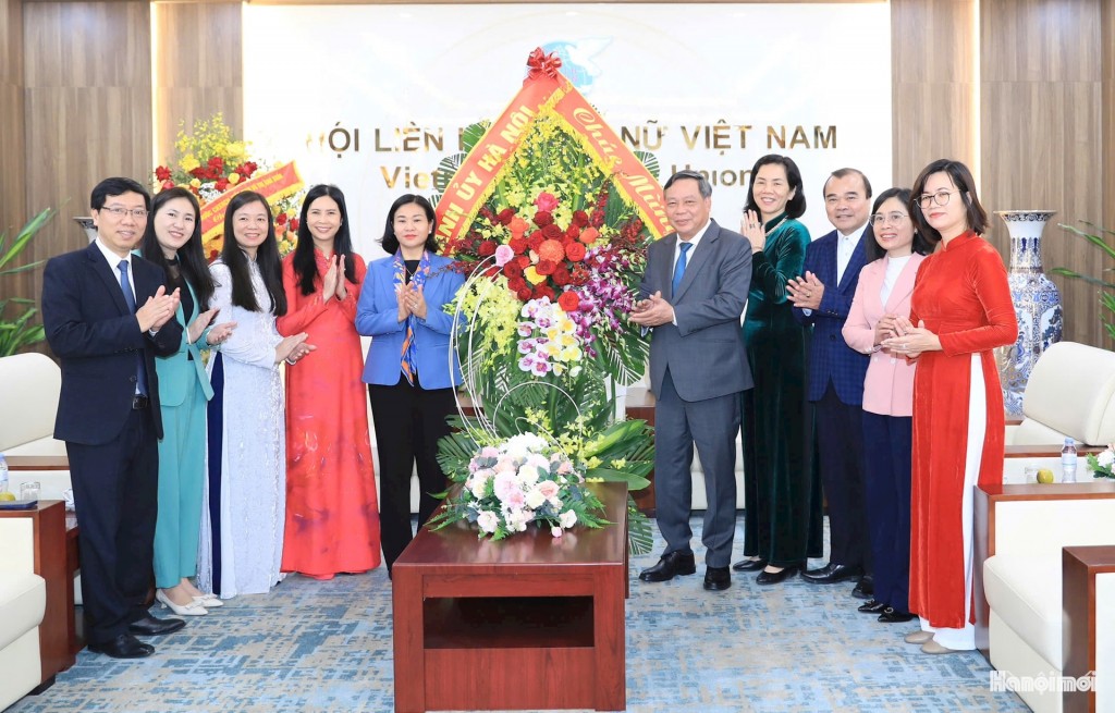 Phó Bí thư Thường trực Thành ủy Hà Nội Nguyễn Văn Phong tặng hoa chúc mừng Trung ương Hội Liên hiệp phụ nữ Việt Nam. Ảnh: Quang Thái