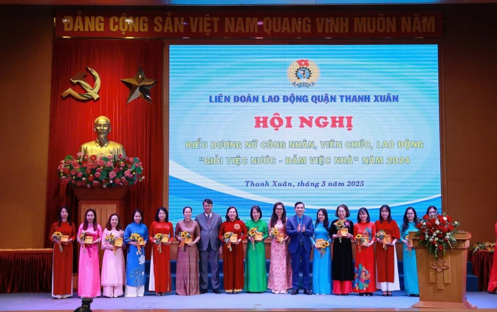Lãnh đạo LĐLĐ TP Hà Nội tặng hoa chúc mừng nữ CNVCLĐ tiêu biểu