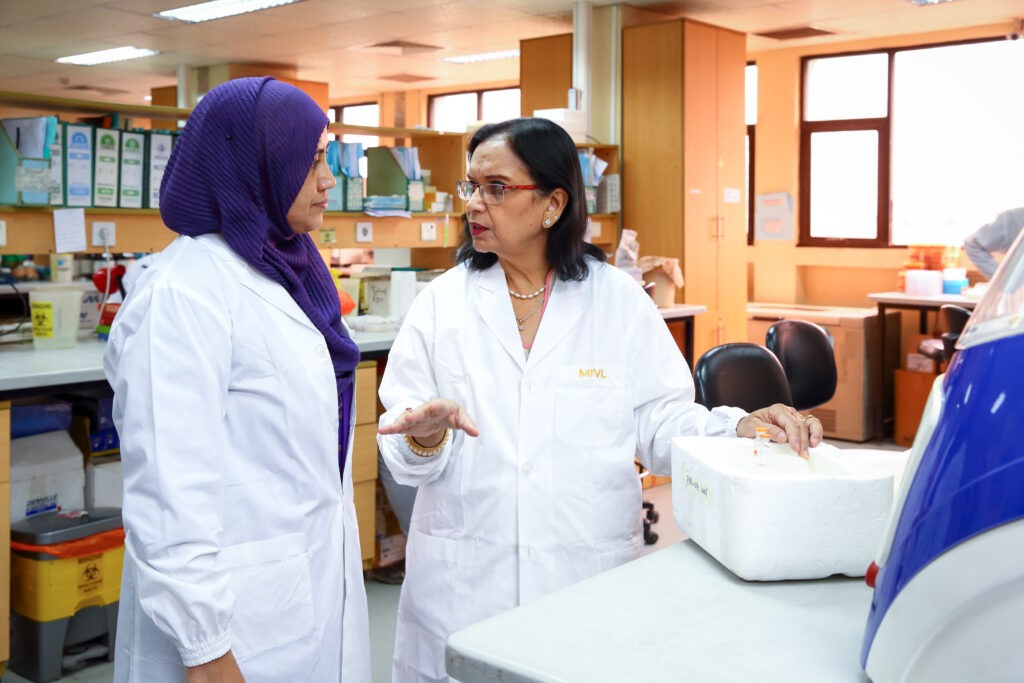 Trong bối cảnh nhiều quốc gia e ngại thừa nhận vấn đề dịch tả, TS. Qadri (phải) lấy đó làm động lực để tiếp tục nghiên cứu, nâng cao sức khỏe cộng đồng và cả vị thế của Bangladesh trong nghiên cứu y sinh (Ảnh: icddr,b)