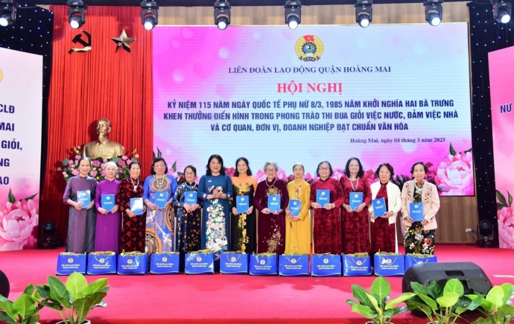 Phó Chủ tịch LĐLĐ thành phố Hà Nội Nguyễn Thị Thu Thủy vinh danh phụ nữ Ba đảm đang tiêu biểu quận Hoàng Mai
