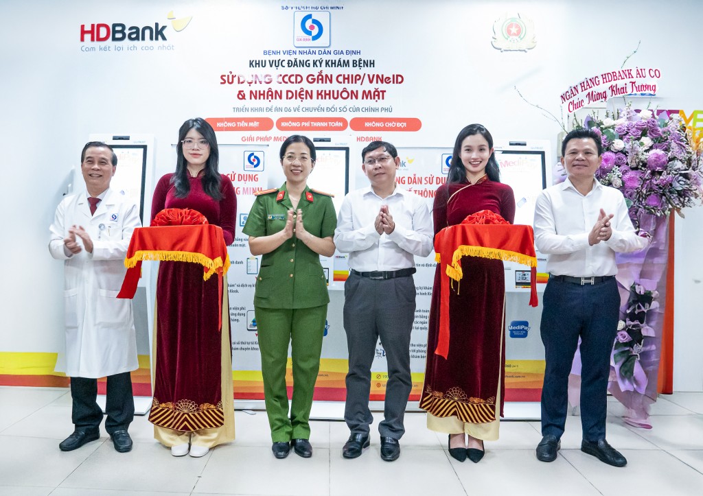 Đại diện Ban Lãnh đạo HDBank, Sở Y tế TP.HCM, Phòng PC06- Công an TP. HCM, Bệnh viện Nhân dân Gia Định cắt băng tại Lễ triển khai Kiosk Y tế thông minh tại Bệnh viện Nhân dân Gia Định ngày 27/2/2025