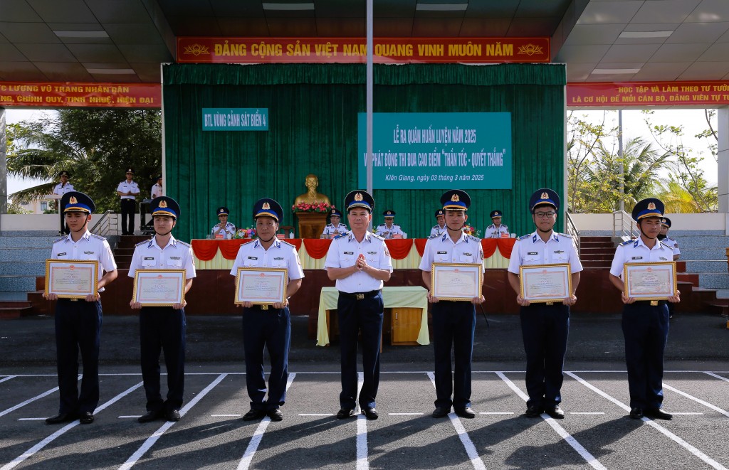Thiếu tướng Nguyễn Văn Dũng, Bí thư Đảng ủy - Chính ủy BTL Vùng trao Giấy khen cho các tập thể, cá nhân có thành tích tốt trong Đợt cao điểm (Tại lễ ra quân huấn luyện năm 2025 của BTL Vùng).