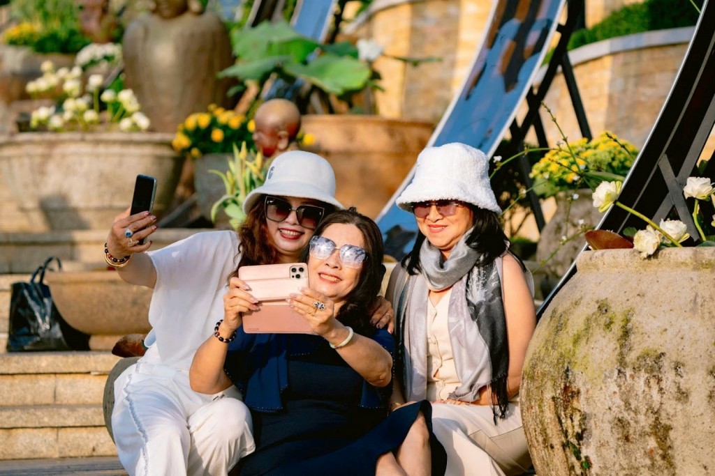 Phái đẹp hào hứng lên núi Bà Đen check-in với hoa tulip và tìm may mắn trong ngày 8/3