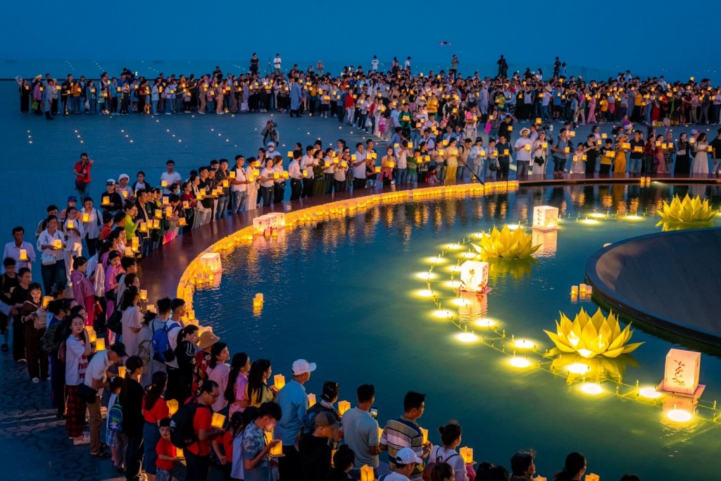 Phái đẹp hào hứng lên núi Bà Đen check-in với hoa tulip và tìm may mắn trong ngày 8/3