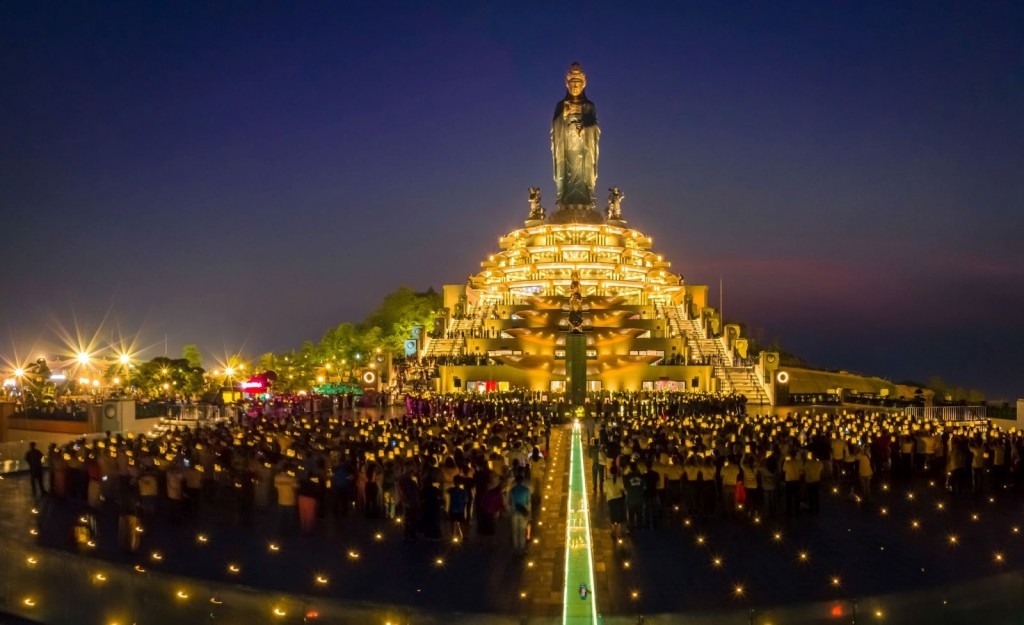 Phái đẹp hào hứng lên núi Bà Đen check-in với hoa tulip và tìm may mắn trong ngày 8/3