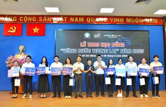 Trao học bổng “Vững bước tương lai” cho học sinh, sinh viên khó khăn