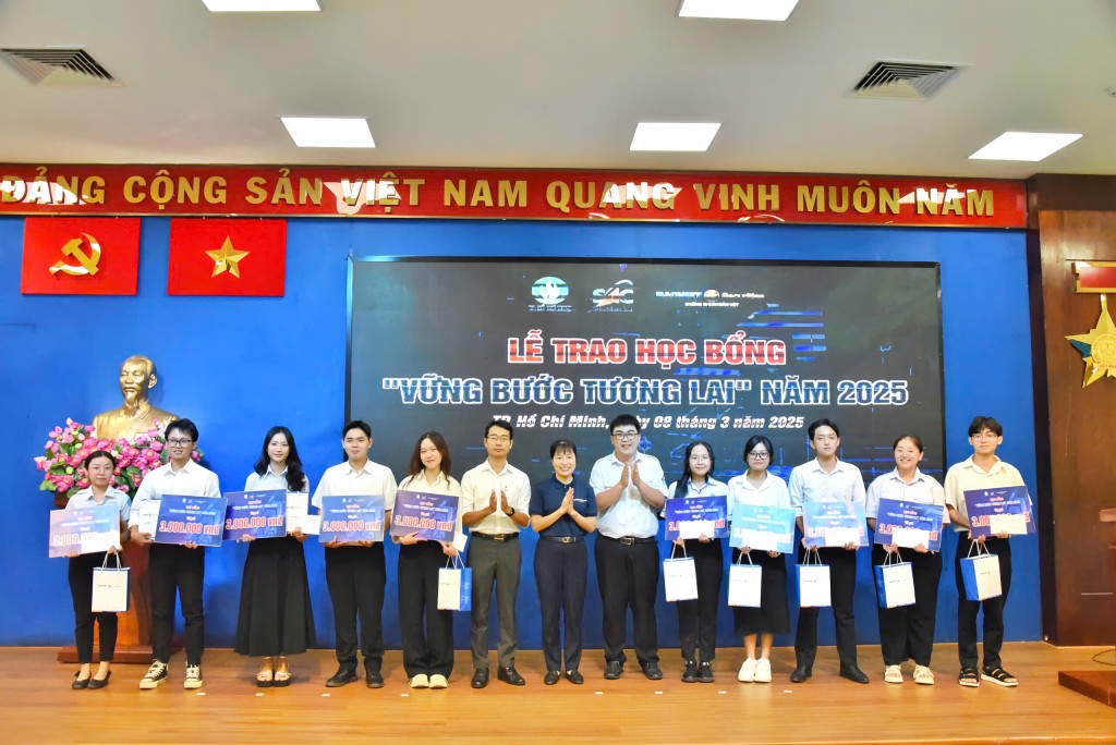 Ban tổ chức trao học bổng cho các em học sinh, sinh viên khó khăn