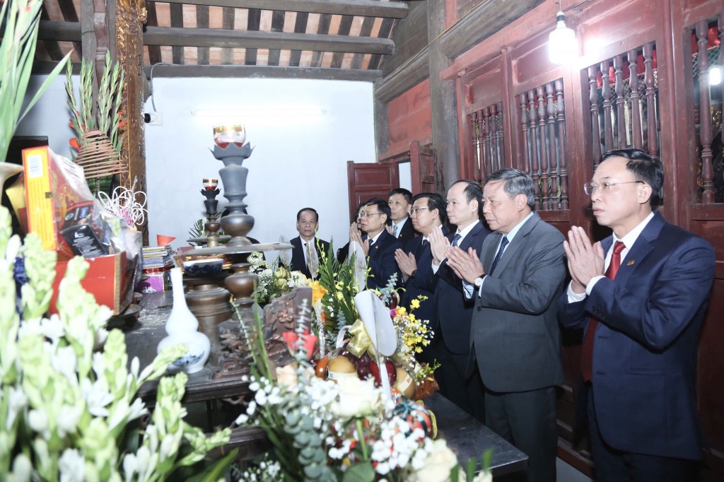 Đồng chí Nguyễn Văn Phong - Phó Bí thư Thường trực Thành ủy Hà Nội cùng các vị đại biểu dâng hương tại đình Trường Lâm