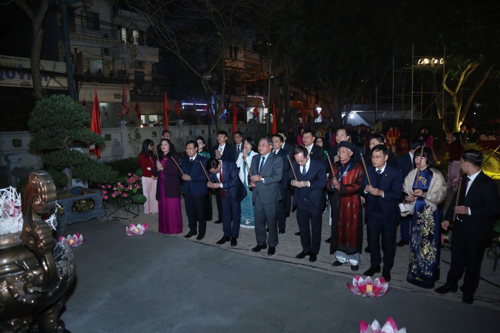 Đồng chí Nguyễn Văn Phong - Phó Bí thư Thường trực Thành ủy Hà Nội cùng các vị đại biểu dâng hương tại khu lưu niệm Bác Hồ