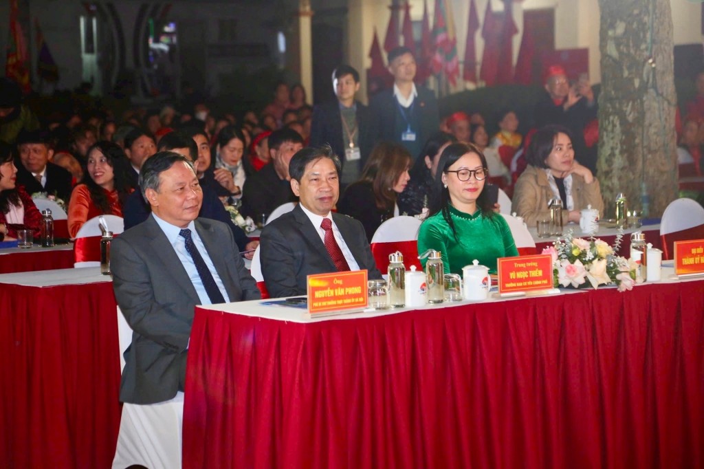 Đồng chí Nguyễn Văn Phong - Phó Bí thư Thường trực Thành ủy Hà Nội và các đại biểu dự chương trình