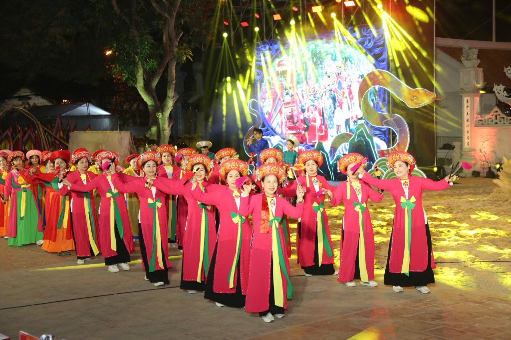 Điểm độc đáo của chương trình là có nhiều người dân địa phương tham gia biểu diễn