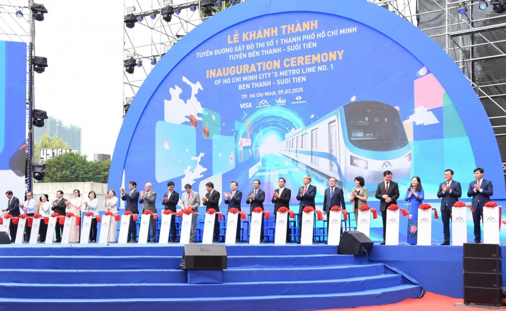 Các đại biểu, lãnh đạo 2 nước thực hiện nghi thức khánh thành