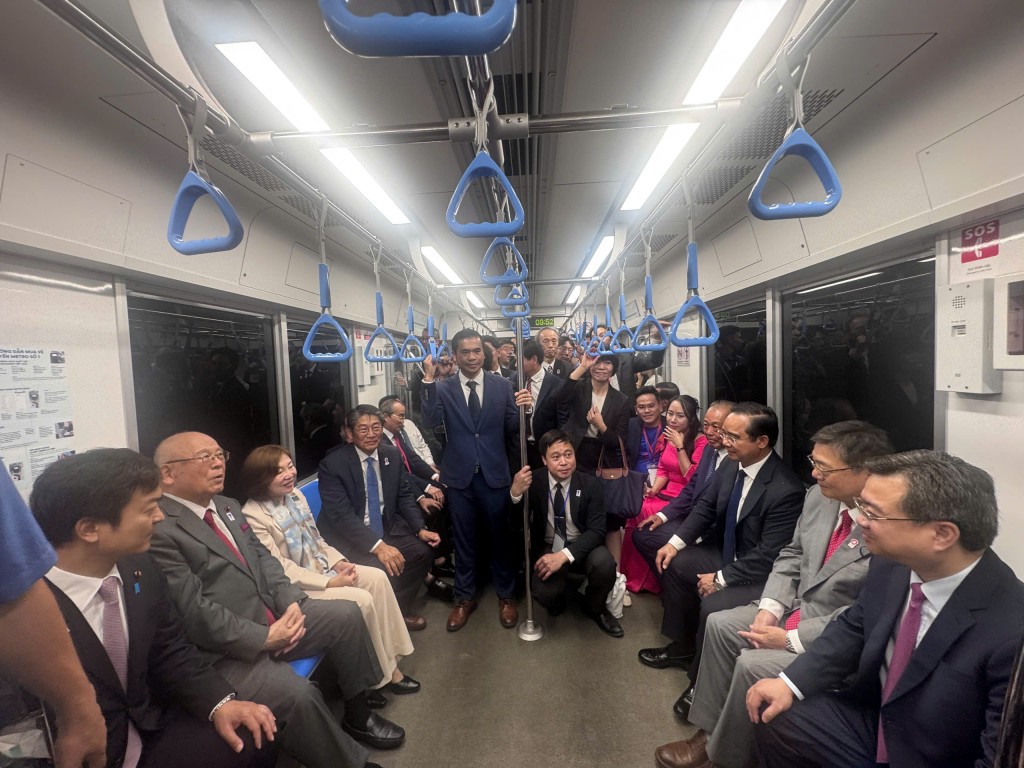 Các đại biểu trải nghiệm tuyến Metro số 1