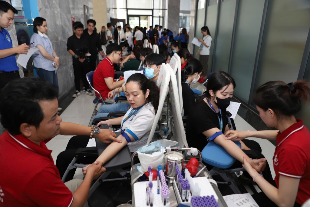 Cán bộ, nhân viên, sinh viên Trường Đại học Văn Hiến tham gia hiến máu.