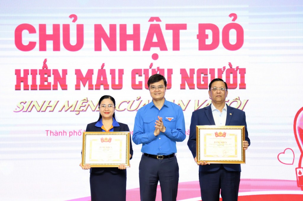 Bí thư thứ nhất Trung ương Đoàn Bùi Quang Huy trao Bằng khen của Ban Chấp hành Trung ương Đoàn cho các cá nhân, đơn vị có đóng góp tích cực cho chương trình Chủ nhật Đỏ