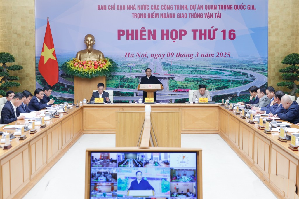 Phiên họp được tổ chức trực tiếp kết hợp trực tuyến giữa đầu cầu trụ sở Chính phủ với 44 tỉnh, thành phố trực thuộc Trung ương đang có các công trình, dự án quan trọng quốc gia, trọng điểm ngành giao thông vận tải trên địa bàn - Ảnh: VGP/Nhật Bắc
