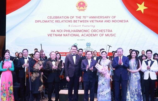 Tổng Bí thư và Phu nhân dự hòa nhạc kỷ niệm 70 năm quan hệ Việt Nam - Indonesia