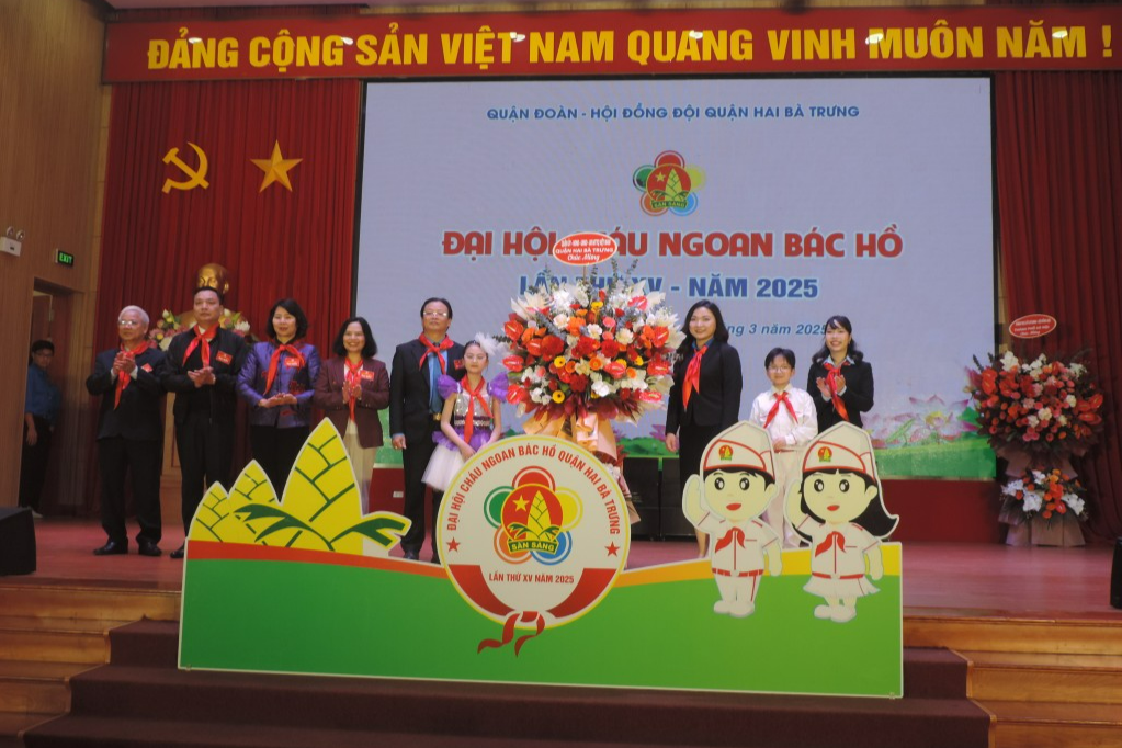 Lãnh đạo quận Hai Bà Trưng tặng hoa chúc mừng Đại hội