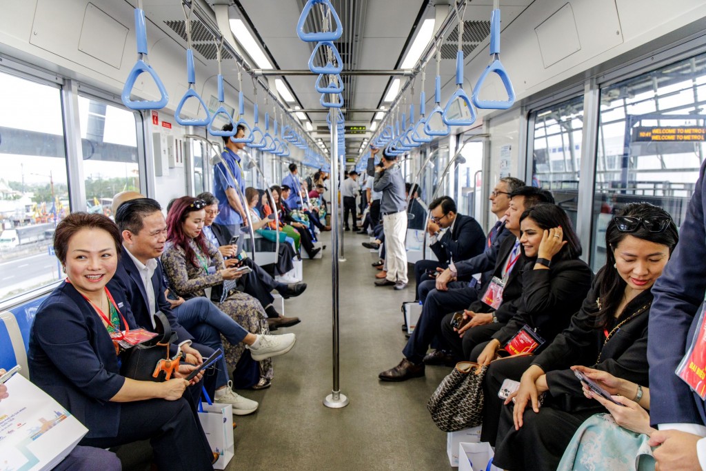 Hành khách trải nghiệm tuyến Metro Sài Gòn - Suối Tiên Hành khách trải nghiệm tuyến Metro Sài Gòn - Suối Tiên