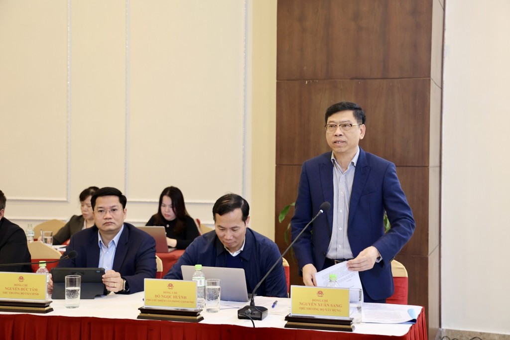 Thứ trưởng Bộ Xây dựng Nguyễn Xuân Sang phát biểu tại cuộc họp - Ảnh: VGP