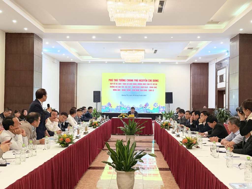 Cuộc họp về rà soát, tháo gỡ khó khăn, vướng mắc của 5 dự án đường bộ cao tốc - Ảnh: VGP