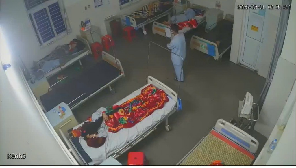 Trương Xuân Thảo đóng giả bệnh nhân lẻn vào trộm điện thoại (ảnh cắt từ camera giám sát)
