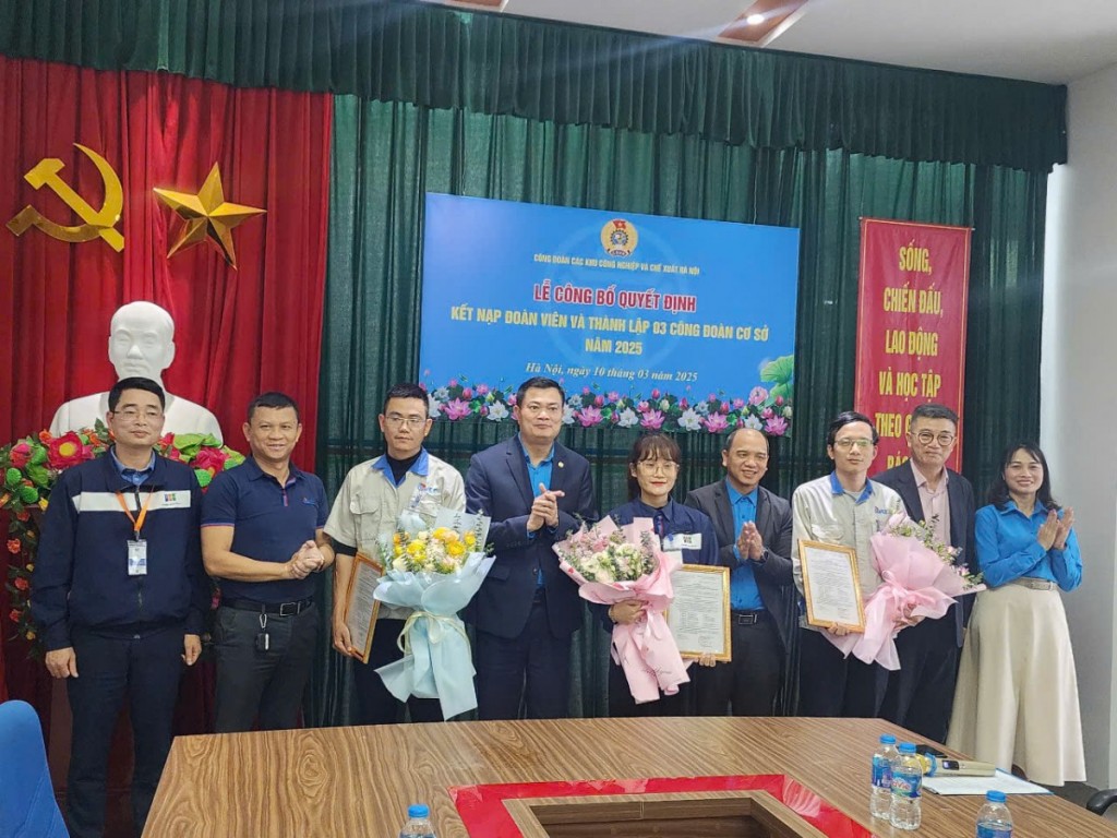 Các đồng chí lãnh đạo Công đoàn các Khu công nghiệp và chế xuất Hà Nội trao quyết định, tặng hoa chúc mừng 3 Công đoàn cơ sở mới thành lập
