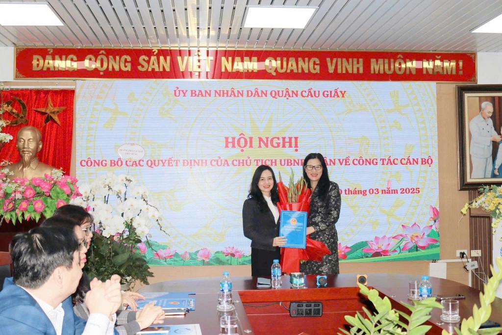 Hàng loạt trường học ở Hà Nội có hiệu trưởng mới