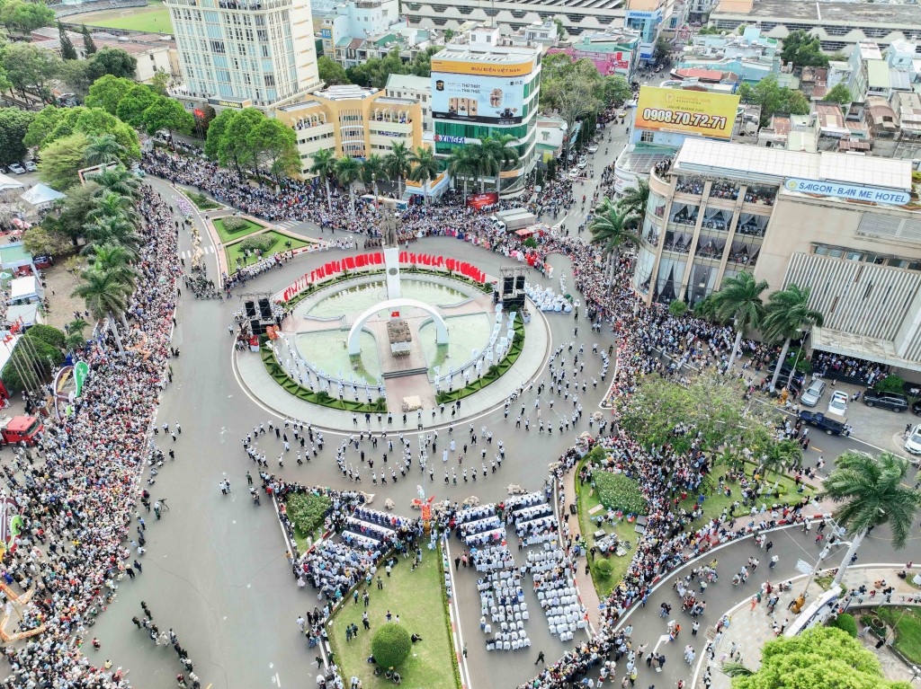 Lễ hội đường phố mở ra một không gian rộn ràng, đưa người tham gia hòa mình vào bức tranh văn hóa đa sắc màu của cao nguyên 