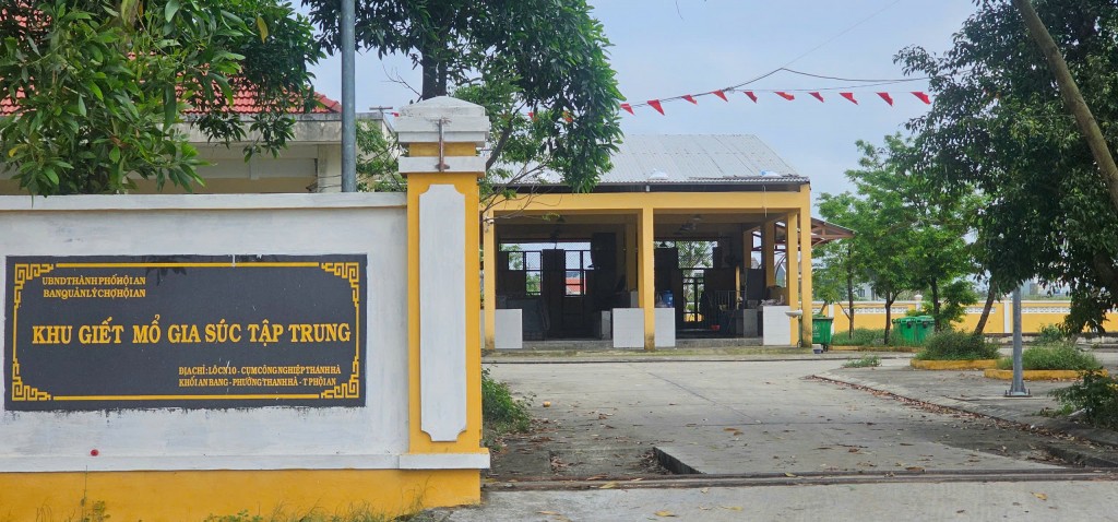 Nước thải đen ngòm xuất hiện cạnh Khu giết mổ gia súc tập trung