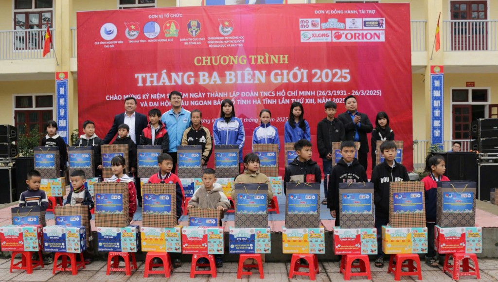 Đại diện Câu lạc bộ Tình nguyện viên Thủ đô trao quà tới các em nhỏ